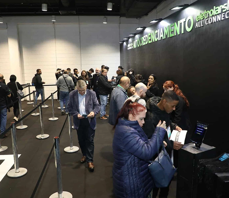 Eletrolar Show 2025 some photos from the 2024 edition 2 of Petrust® na Eletrolar Show 2025 – Descubra as Tecnologias Inteligentes para Pets, Estande 2104 Visitantes se registrando na entrada da Eletrolar Show 2025