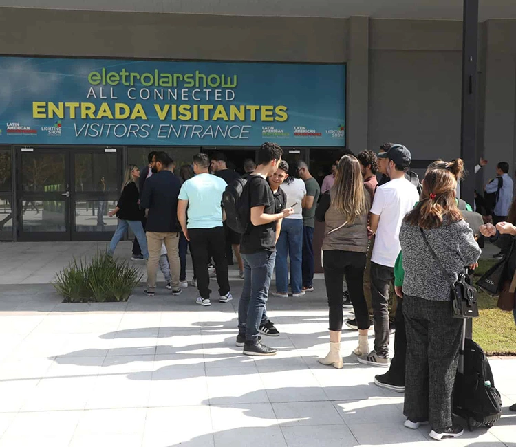 Eletrolar Show 2025 some photos from the 2024 edition 4 of Petrust® na Eletrolar Show 2025 – Descubra as Tecnologias Inteligentes para Pets, Estande 2104 Entrada principal da Eletrolar Show 2025 com fila de visitants